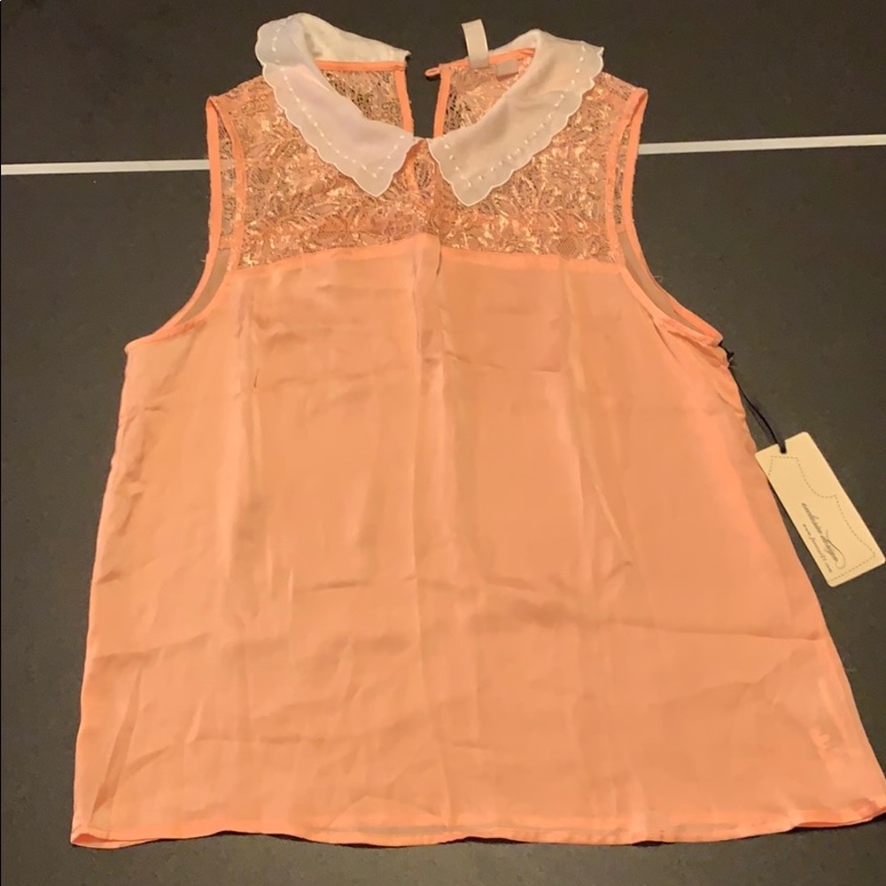 Peach/white scallop collar top